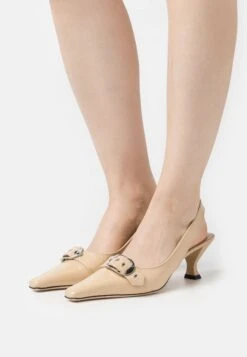 BY FAR Evita Kraft Maxi Croco - Escarpins - Sand