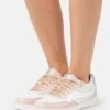 Geox Jaysen - Baskets Basses - Peach/White 2 Geox Jaysen - Baskets Basses - Peach/White -Femmes Chaussures Boutique 787b94abe1894a8cb61fe9a7079337e0
